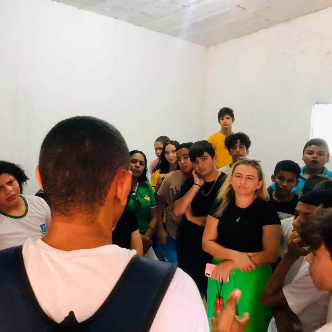 ALUNOS DA ESCOLA MUNICIPAL PROFESSOR JÚLIO BENEDITO PARTICIPAM DE AULA DE CAMPO NO SÍTIO JUNCO DE CIMA