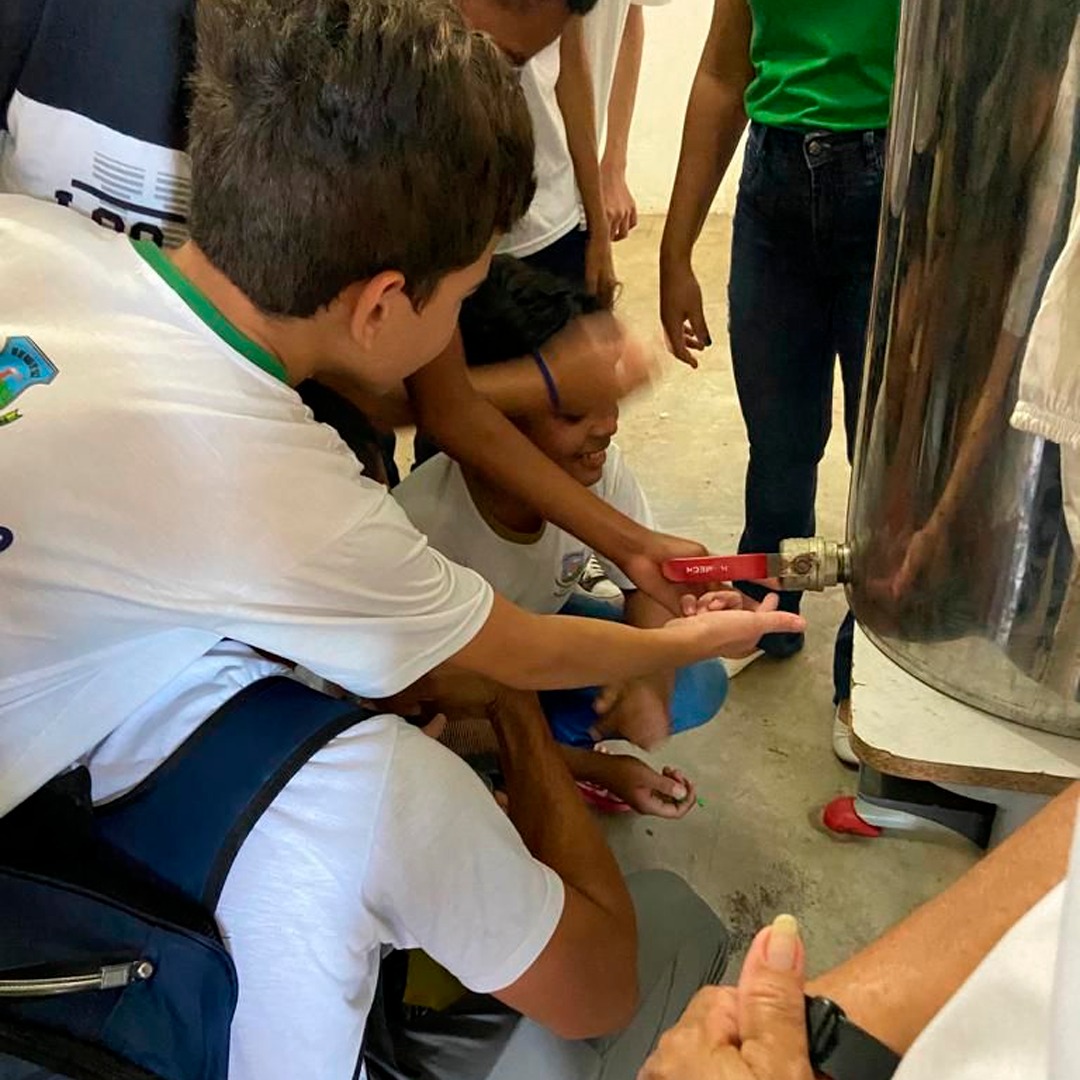 ALUNOS DA ESCOLA MUNICIPAL PROFESSOR JÚLIO BENEDITO PARTICIPAM DE AULA DE CAMPO NO SÍTIO JUNCO DE CIMA