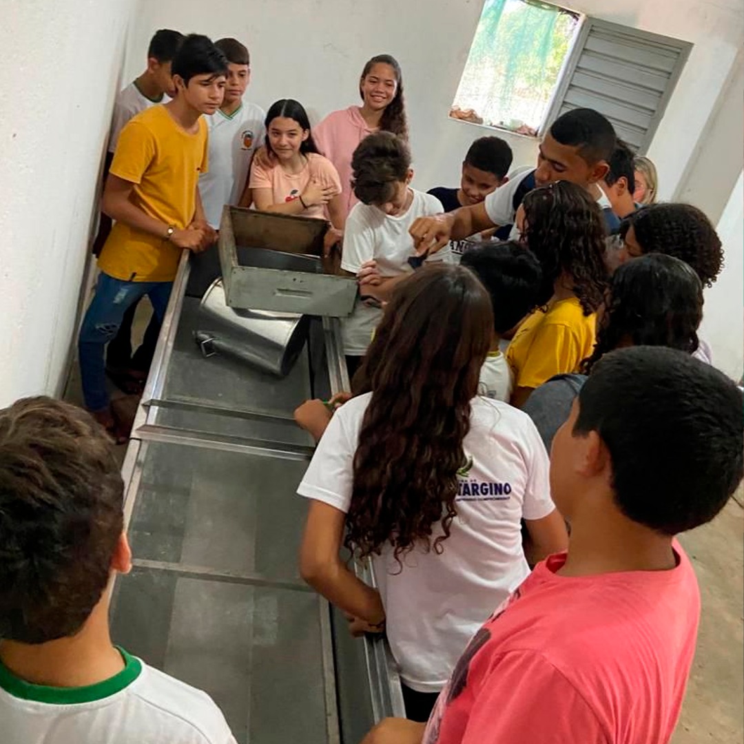 ALUNOS DA ESCOLA MUNICIPAL PROFESSOR JÚLIO BENEDITO PARTICIPAM DE AULA DE CAMPO NO SÍTIO JUNCO DE CIMA