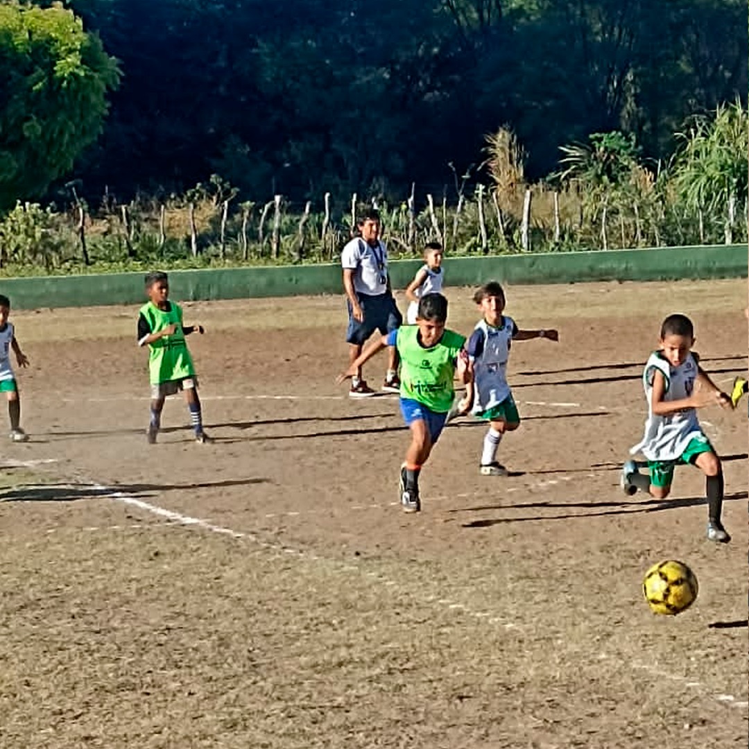 CRIANÇAS DO PROJETO SAÚDE INFANTIL PARTICIPAM DE JOGOS AMISTOSOS CONTRA ESCOLINHAS DE CIDADES VIZINHAS