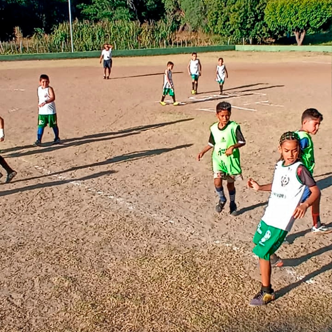 CRIANÇAS DO PROJETO SAÚDE INFANTIL PARTICIPAM DE JOGOS AMISTOSOS CONTRA ESCOLINHAS DE CIDADES VIZINHAS