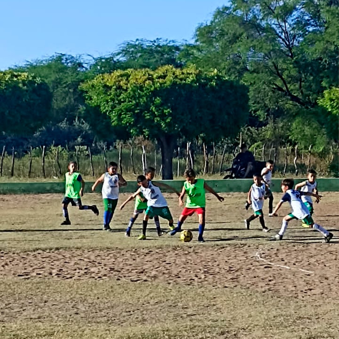 CRIANÇAS DO PROJETO SAÚDE INFANTIL PARTICIPAM DE JOGOS AMISTOSOS CONTRA ESCOLINHAS DE CIDADES VIZINHAS