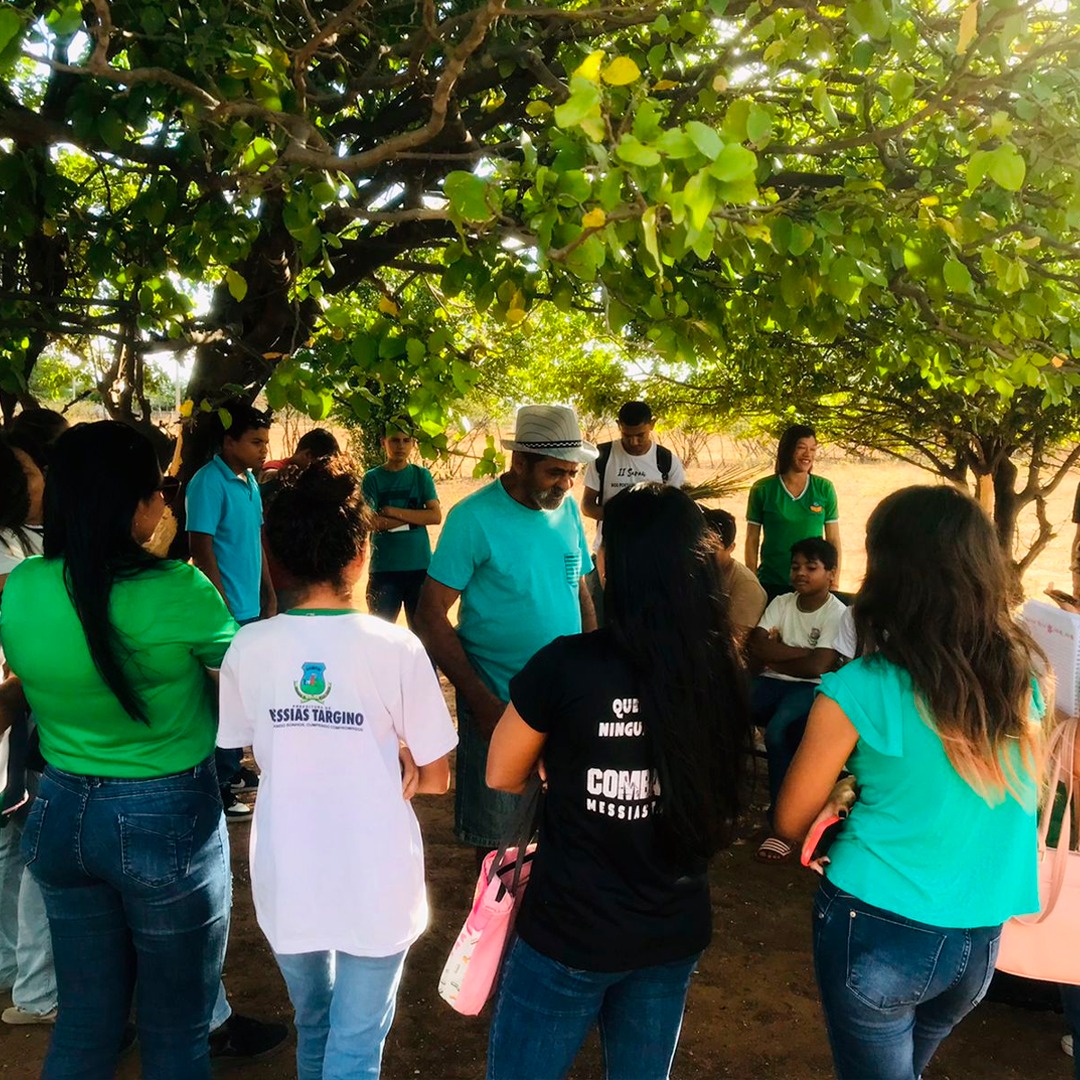 ALUNOS DA ESCOLA MUNICIPAL PROFESSOR JÚLIO BENEDITO PARTICIPAM DE AULA DE CAMPO NO SÍTIO JUNCO DE CIMA