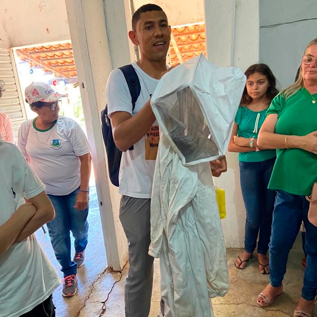 ALUNOS DA ESCOLA MUNICIPAL PROFESSOR JÚLIO BENEDITO PARTICIPAM DE AULA DE CAMPO NO SÍTIO JUNCO DE CIMA