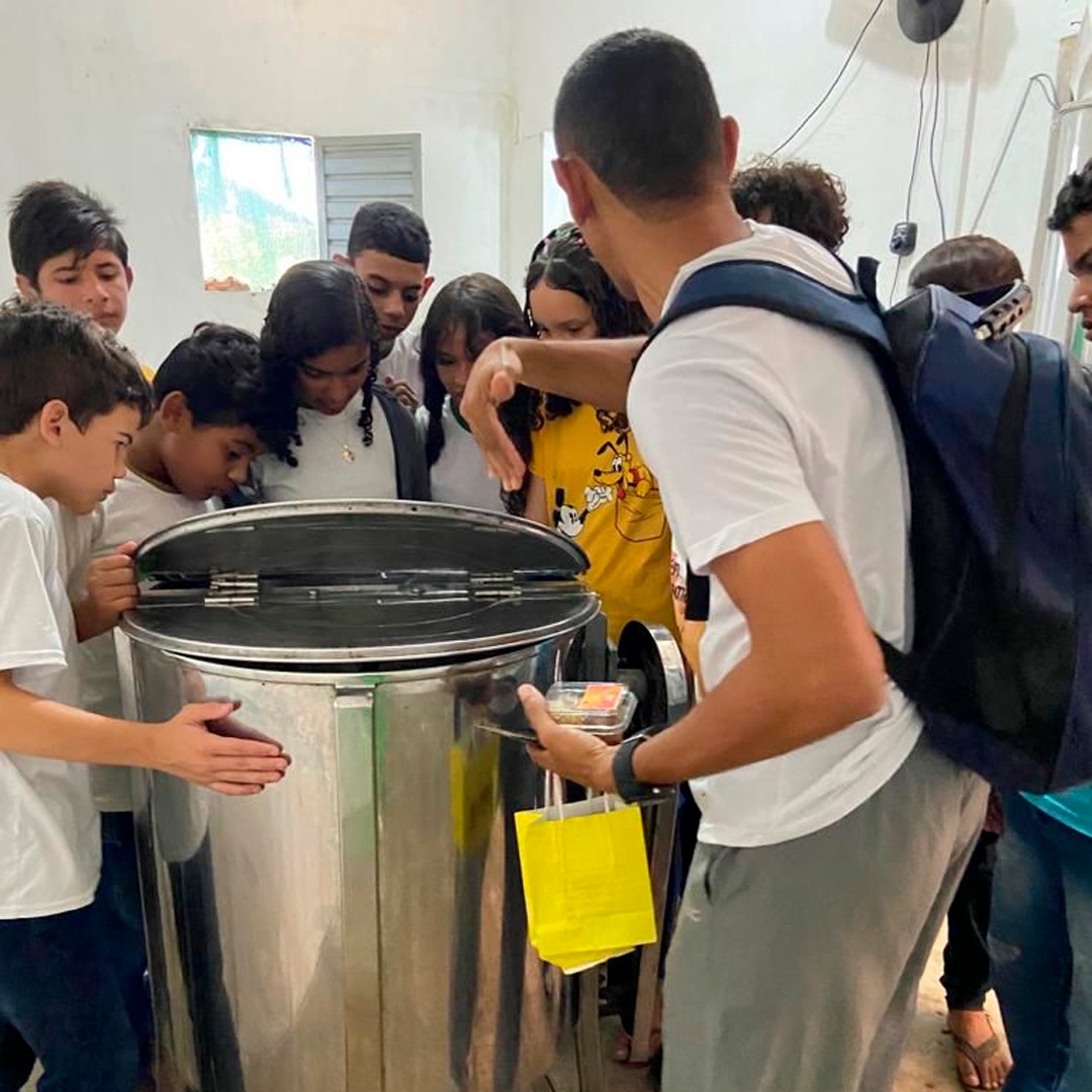 ALUNOS DA ESCOLA MUNICIPAL PROFESSOR JÚLIO BENEDITO PARTICIPAM DE AULA DE CAMPO NO SÍTIO JUNCO DE CIMA