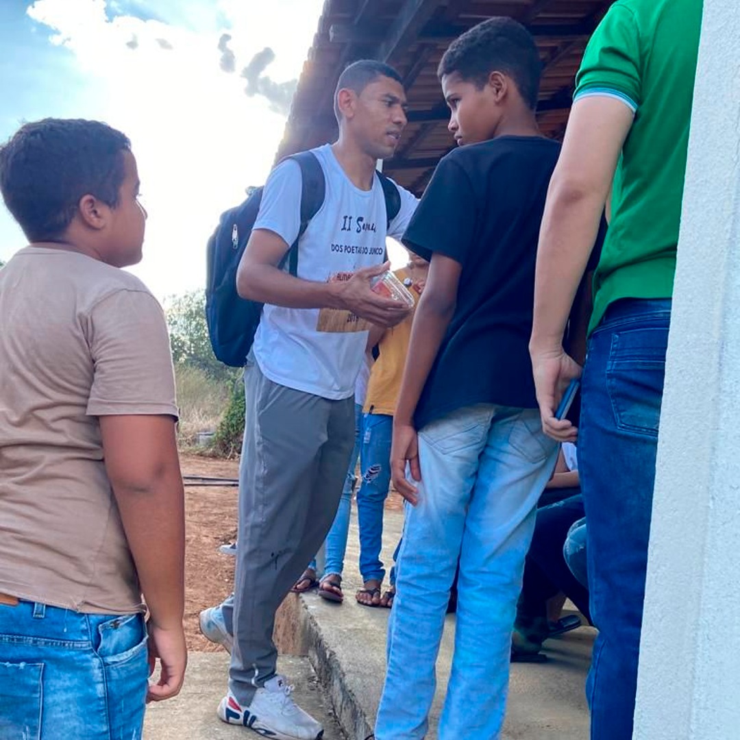 ALUNOS DA ESCOLA MUNICIPAL PROFESSOR JÚLIO BENEDITO PARTICIPAM DE AULA DE CAMPO NO SÍTIO JUNCO DE CIMA