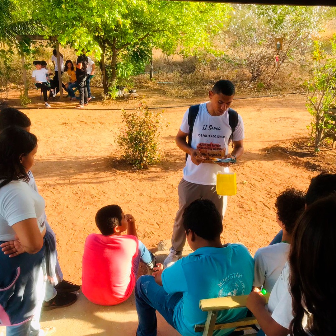 ALUNOS DA ESCOLA MUNICIPAL PROFESSOR JÚLIO BENEDITO PARTICIPAM DE AULA DE CAMPO NO SÍTIO JUNCO DE CIMA