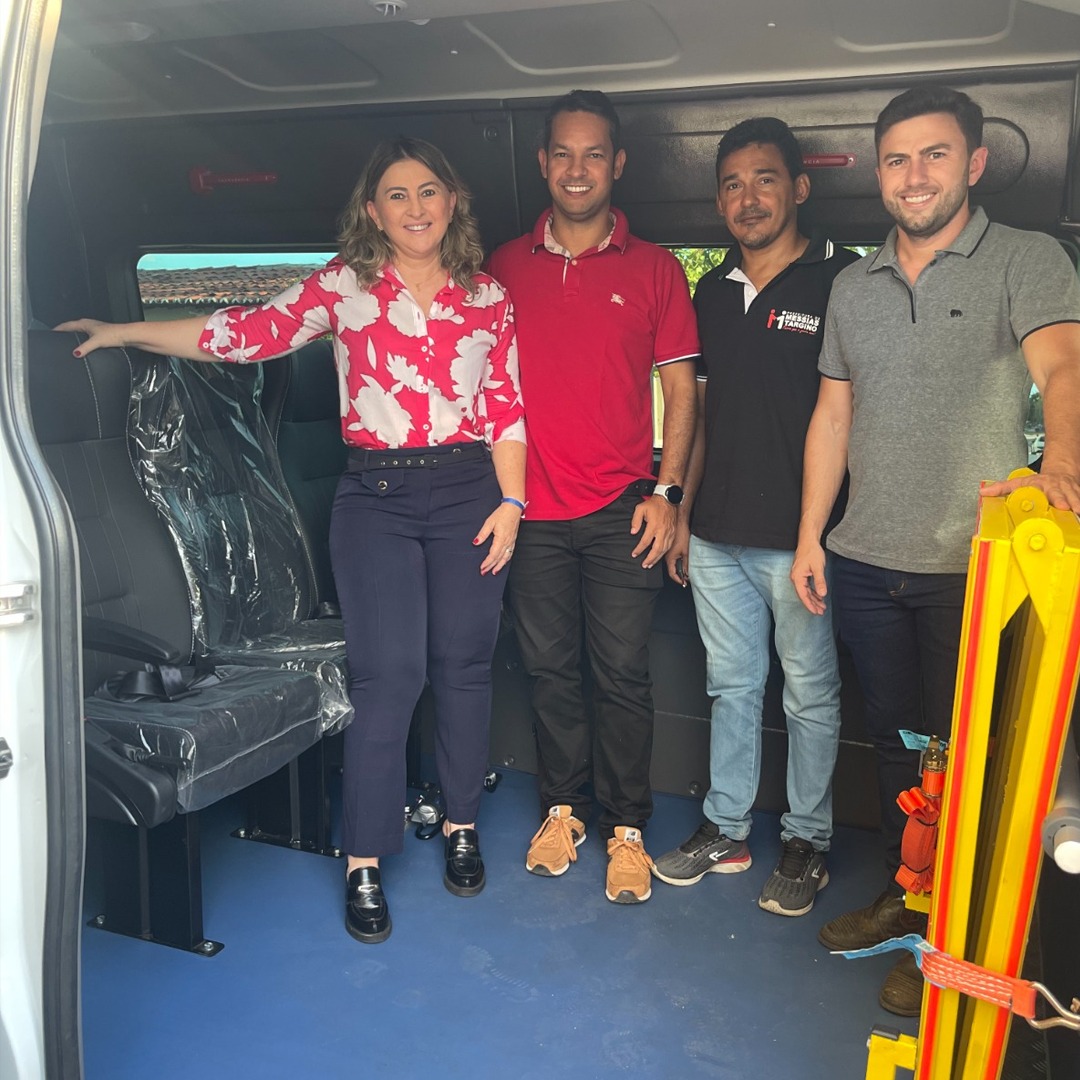 PREFEITURA ENTREGA VAN PARA FACILITAR DESLOCAMENTO DE PACIENTES DO MUNICÍPIO