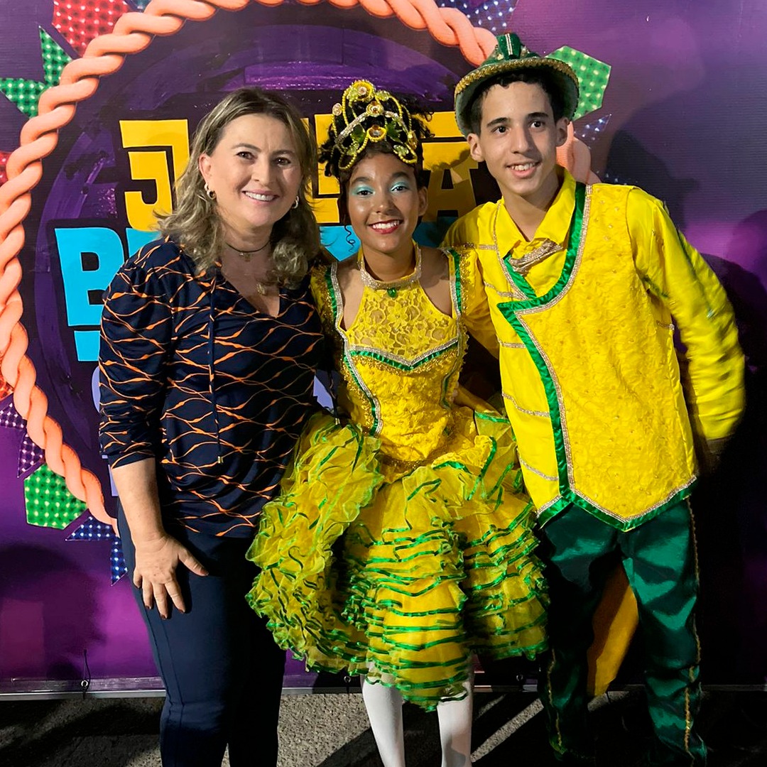 PREFEITURA REALIZA FEIRA DO EMPREENDEDOR COM APRESENTAÇÃO DA JUNINA BALANÇA SAIA