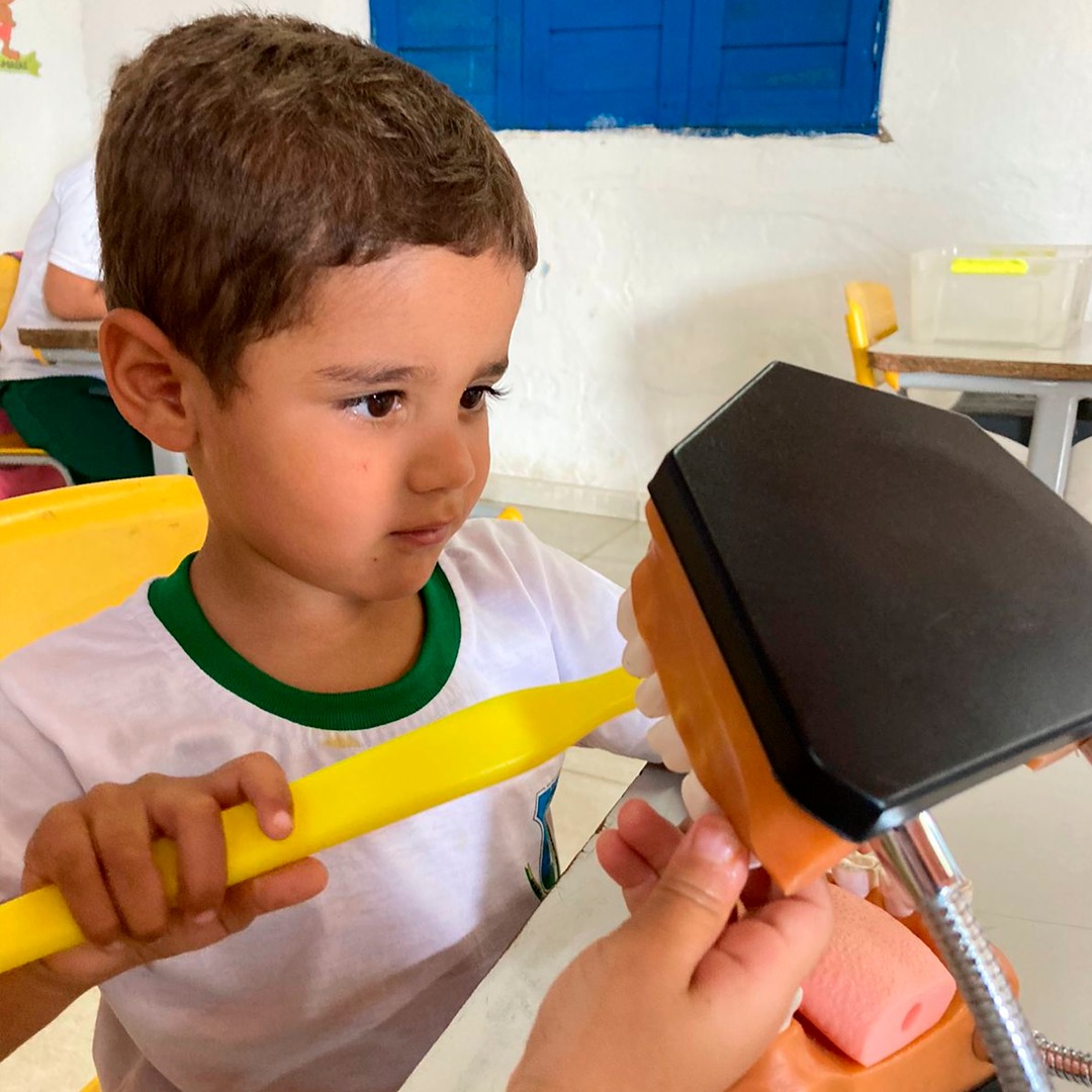 PREFEITURA REALIZA AÇÃO DO PSE COM A DENTISTA MARCIA FREITAS NA ESCOLA ANTÔNIO JÁCOME