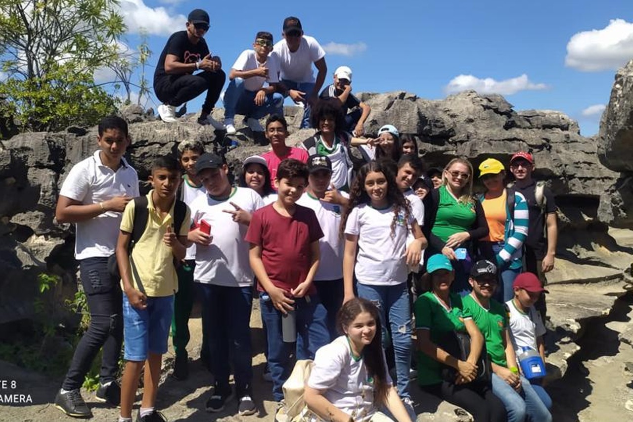 ALUNOS DOS 6º ANOS E EJA DA ESCOLA MUNICIPAL PROFESSOR JÚLIO BENEDITO VISITAM O LAJEDO DE SOLEDADE