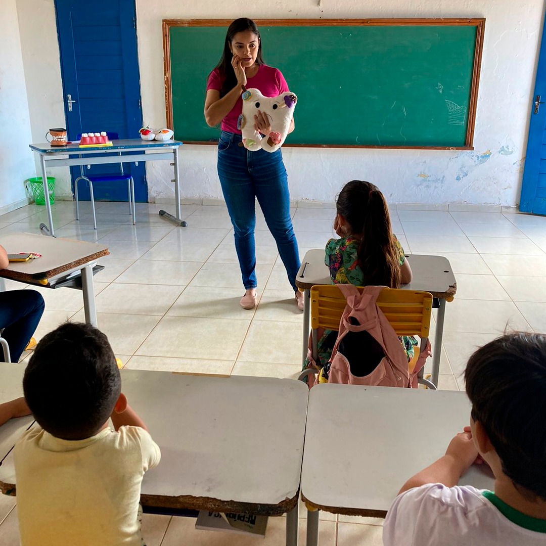 PREFEITURA REALIZA AÇÃO DO PSE COM A DENTISTA MARCIA FREITAS NA ESCOLA ANTÔNIO JÁCOME