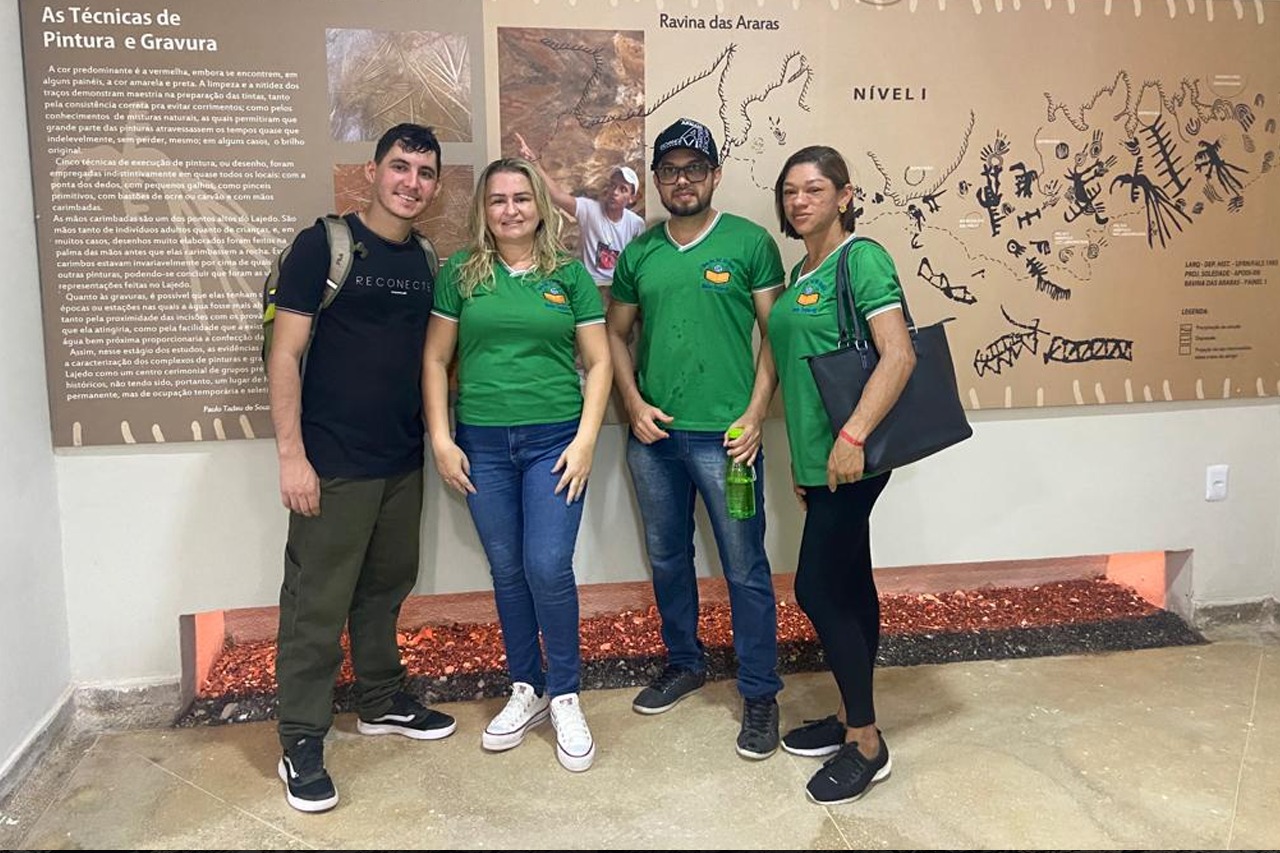 ALUNOS DOS 6º ANOS E EJA DA ESCOLA MUNICIPAL PROFESSOR JÚLIO BENEDITO VISITAM O LAJEDO DE SOLEDADE