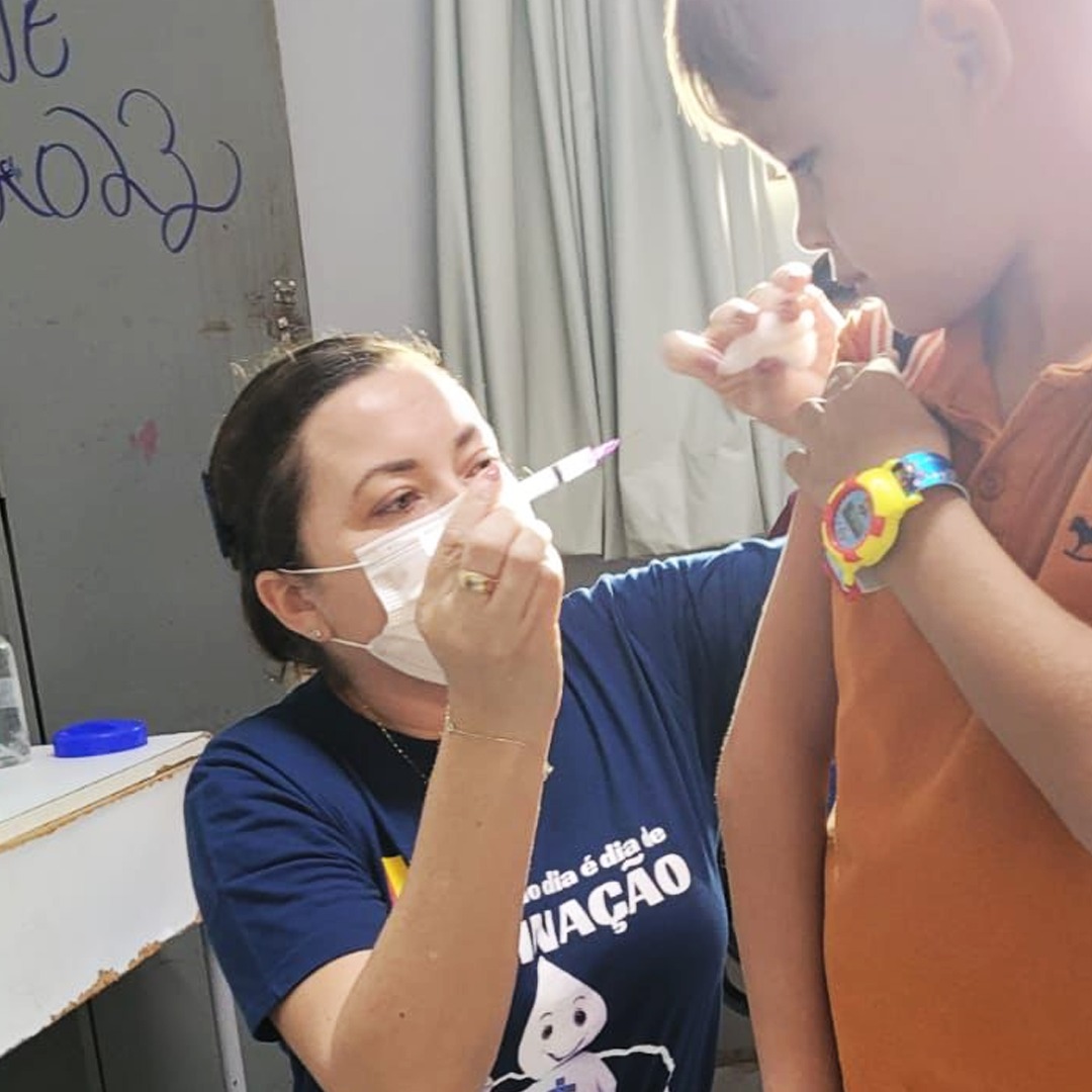 EQUIPE DA SAÚDE REALIZA AVALIAÇÃO NUTRICIONAL E VACINAL NA ESCOLA MUNICIPAL JÚLIO BENEDITO