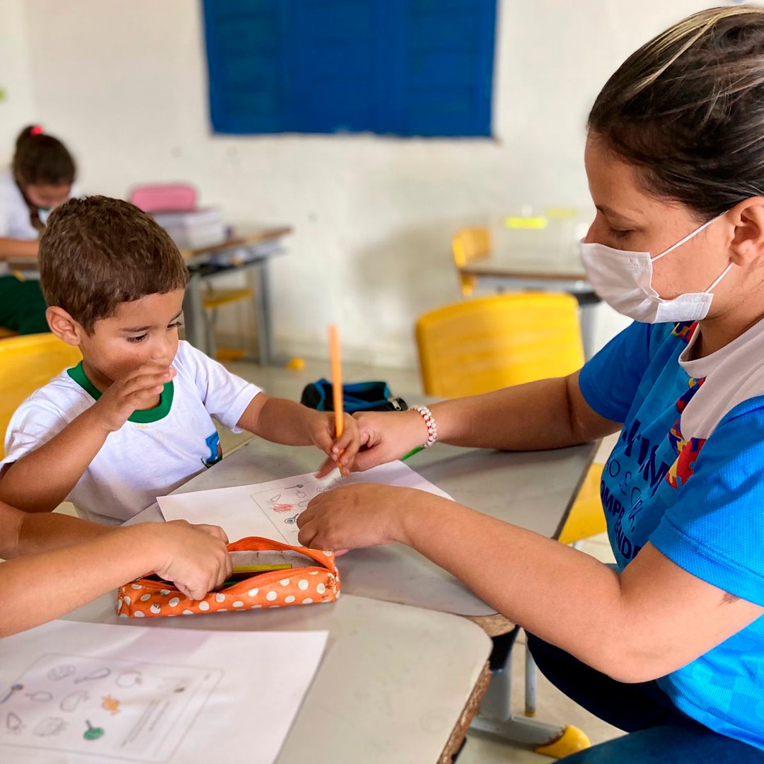 PREFEITURA REALIZA AÇÃO DO PSE COM A DENTISTA MARCIA FREITAS NA ESCOLA ANTÔNIO JÁCOME