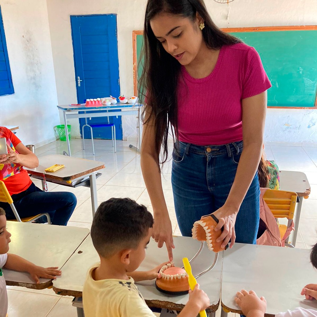 PREFEITURA REALIZA AÇÃO DO PSE COM A DENTISTA MARCIA FREITAS NA ESCOLA ANTÔNIO JÁCOME