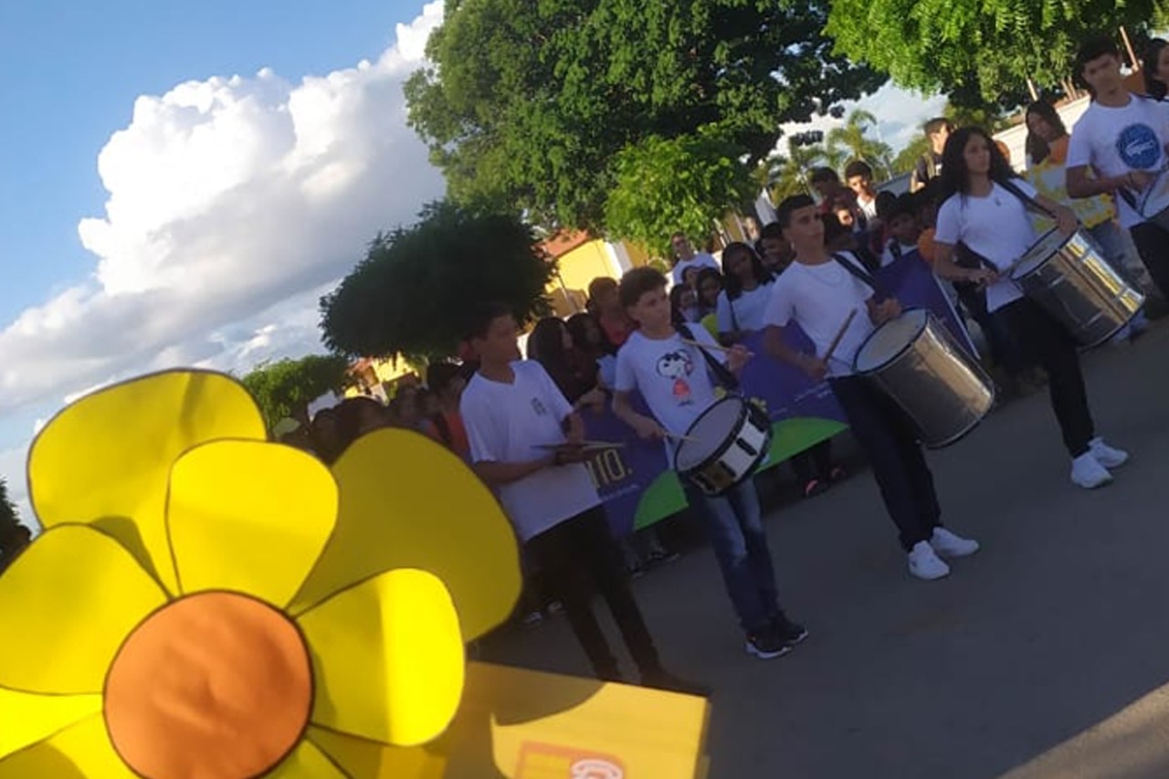 PREFEITURA REALIZA CAMINHADA COM ADOLESCENTES DAS ESCOLAS PÚBLICAS EM ALUSÃO AO 18 DE MAIO