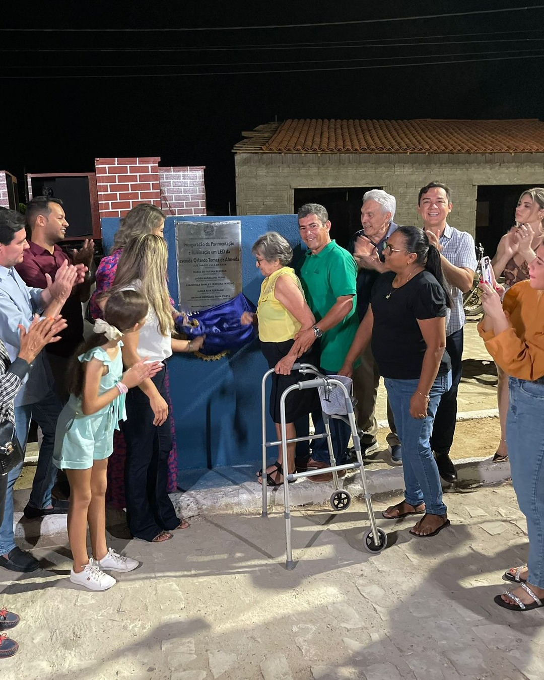 PREFEITURA ENTEGA AV. ORLANDO TOMAZ DE ALMEIDAPAVIMENTADA E COM ILUMINAÇÃO DE LED