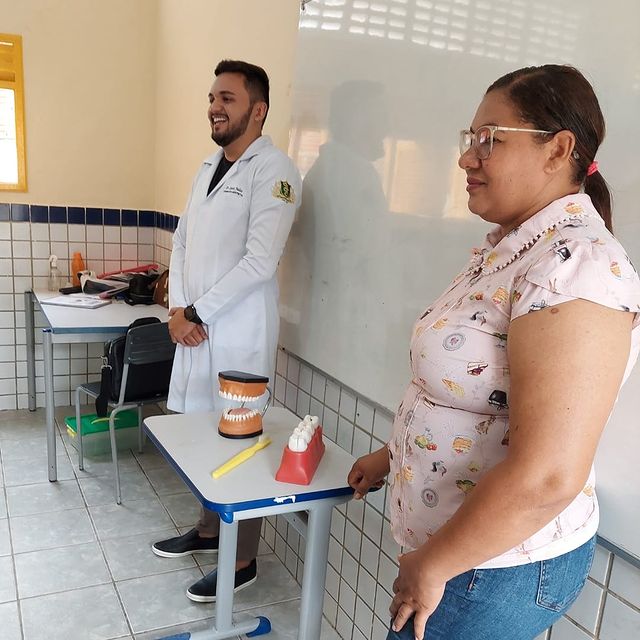 PREFEITURA REALIZA AÇÃO DO PROGRAMA "SAÚDE NA ESCOLA" COM O DENTISTA LUCAS JALES