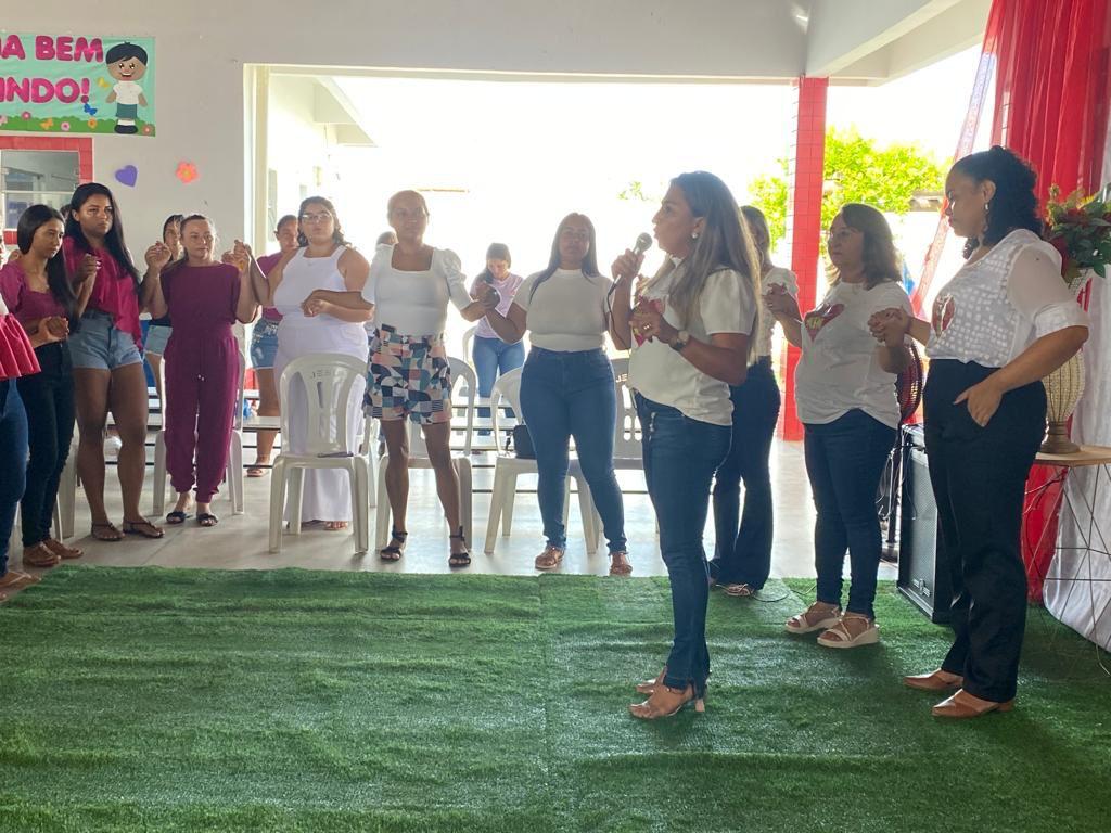 CRECHE MUNICIPAL MARIA CÂNDIDA DA CONCEIÇÃO  REALIZA COMEMORAÇÕES DOS DIAS DAS MÃES