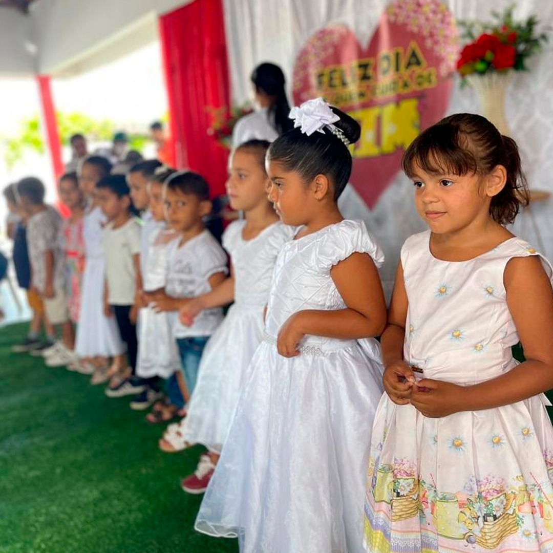 CRECHE MUNICIPAL MARIA CÂNDIDA DA CONCEIÇÃO  REALIZA COMEMORAÇÕES DOS DIAS DAS MÃES