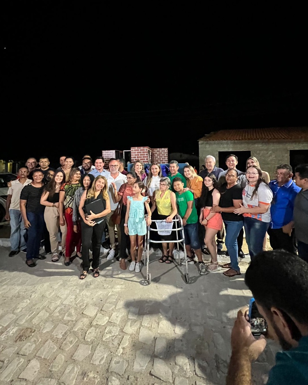 PREFEITURA ENTEGA AV. ORLANDO TOMAZ DE ALMEIDAPAVIMENTADA E COM ILUMINAÇÃO DE LED