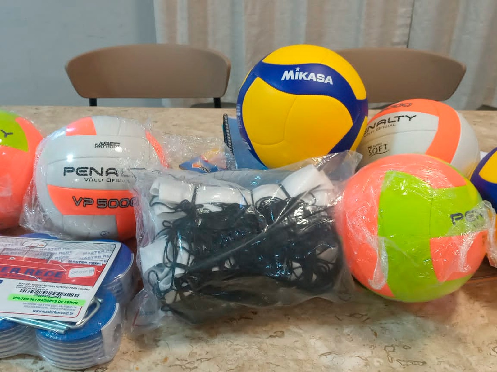 PREFEITURA ENTREGA MATERIAL ESPORTIVO DESTINADO A PRÁTICA DE VOLEIBOL