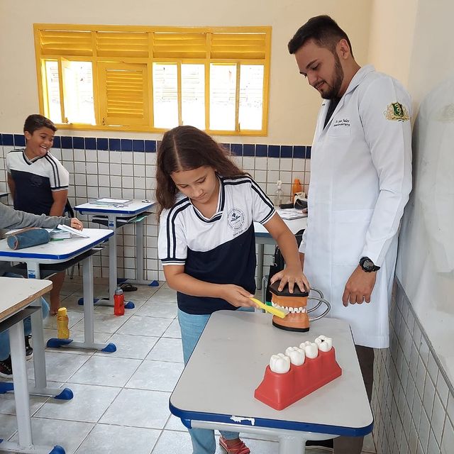 PREFEITURA REALIZA AÇÃO DO PROGRAMA "SAÚDE NA ESCOLA" COM O DENTISTA LUCAS JALES
