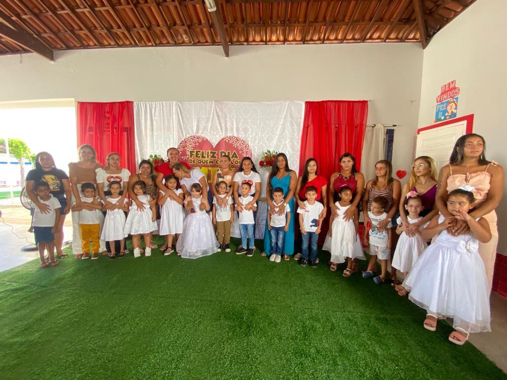 CRECHE MUNICIPAL MARIA CÂNDIDA DA CONCEIÇÃO  REALIZA COMEMORAÇÕES DOS DIAS DAS MÃES