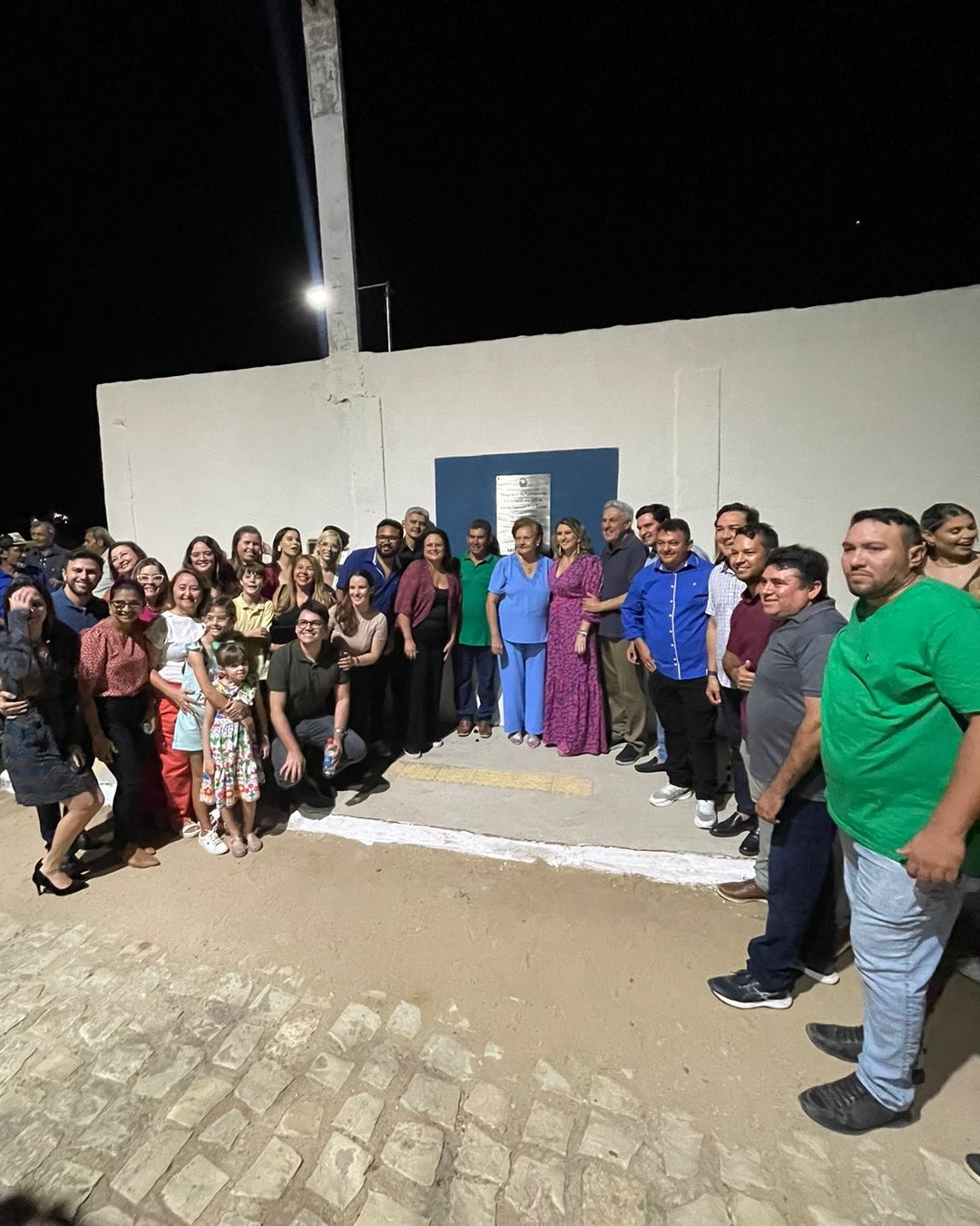 PREFEITURA ENTREGA AV.  EDMILSON JALES DANTAS PAVIMENTADA E COM ILUMINAÇÃO DE LED