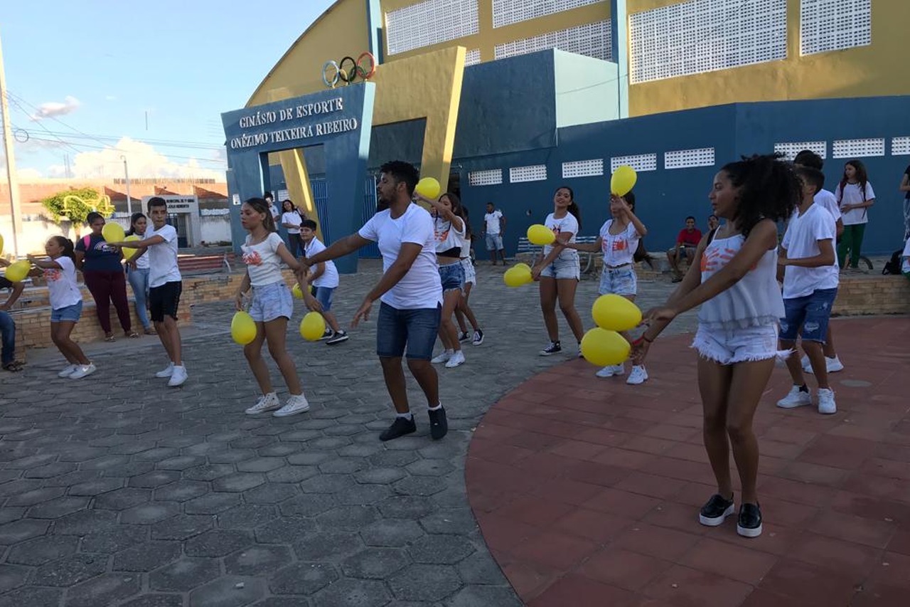 PREFEITURA REALIZA CAMINHADA COM ADOLESCENTES DAS ESCOLAS PÚBLICAS EM ALUSÃO AO 18 DE MAIO