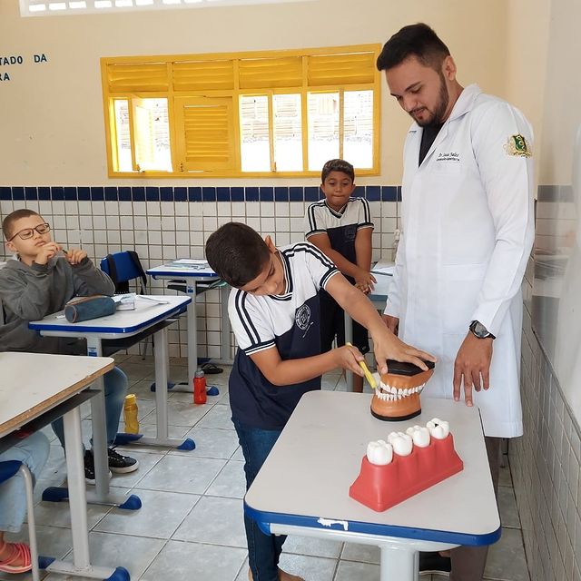 PREFEITURA REALIZA AÇÃO DO PROGRAMA "SAÚDE NA ESCOLA" COM O DENTISTA LUCAS JALES