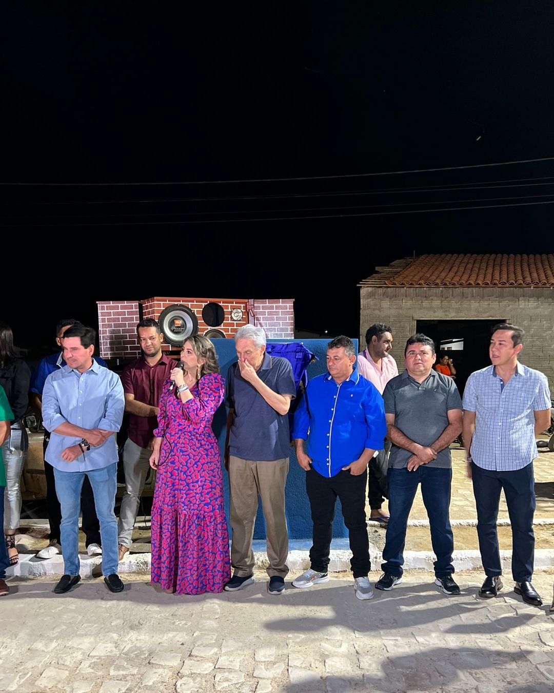 PREFEITURA ENTEGA AV. ORLANDO TOMAZ DE ALMEIDAPAVIMENTADA E COM ILUMINAÇÃO DE LED