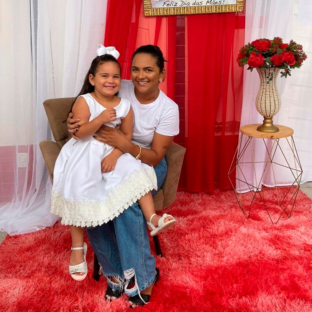 CRECHE MUNICIPAL MARIA CÂNDIDA DA CONCEIÇÃO  REALIZA COMEMORAÇÕES DOS DIAS DAS MÃES