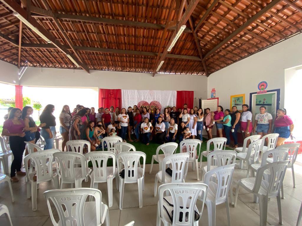 CRECHE MUNICIPAL MARIA CÂNDIDA DA CONCEIÇÃO  REALIZA COMEMORAÇÕES DOS DIAS DAS MÃES