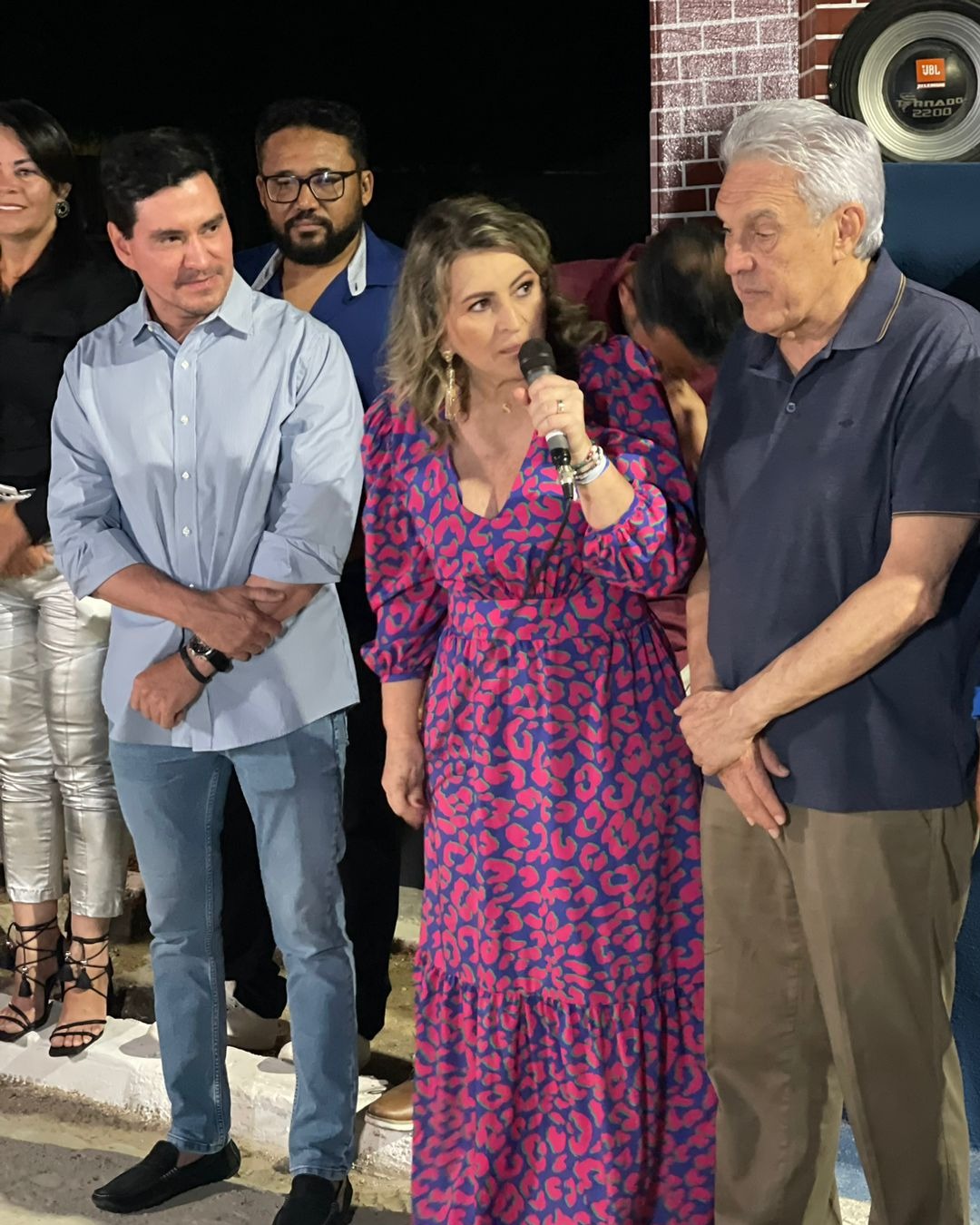 PREFEITURA ENTEGA AV. ORLANDO TOMAZ DE ALMEIDAPAVIMENTADA E COM ILUMINAÇÃO DE LED