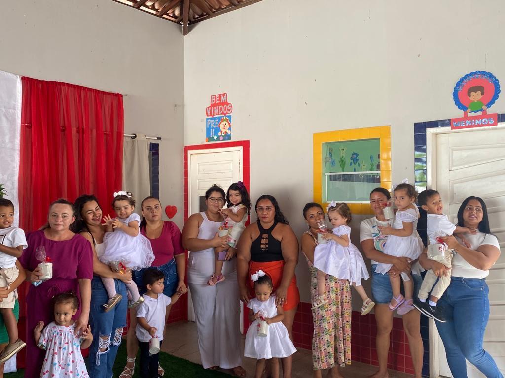 CRECHE MUNICIPAL MARIA CÂNDIDA DA CONCEIÇÃO  REALIZA COMEMORAÇÕES DOS DIAS DAS MÃES