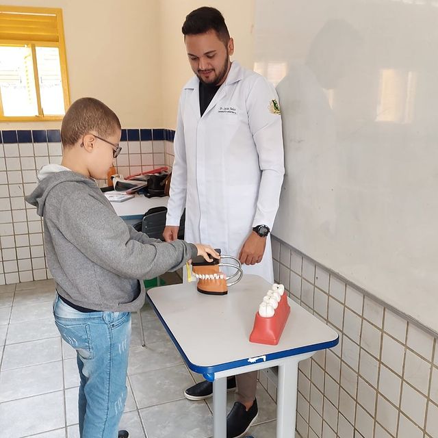 PREFEITURA REALIZA AÇÃO DO PROGRAMA "SAÚDE NA ESCOLA" COM O DENTISTA LUCAS JALES
