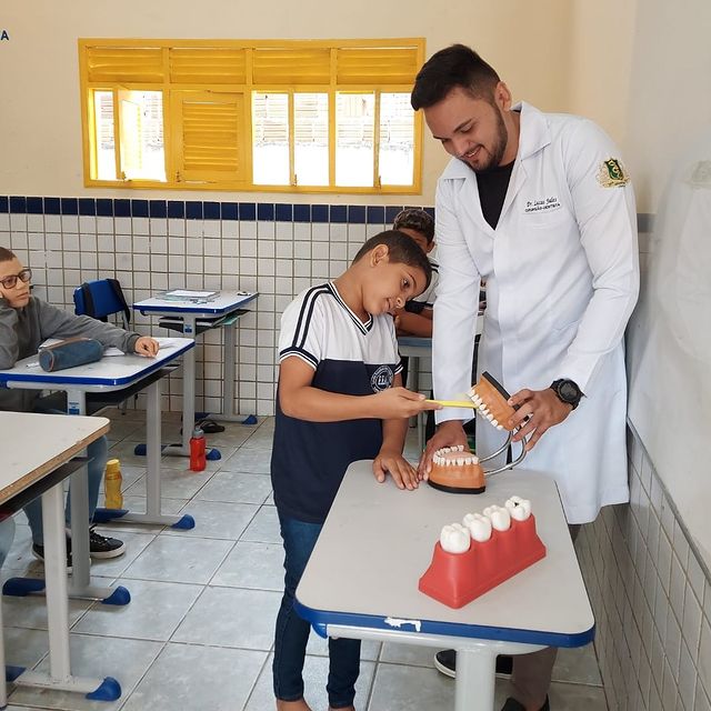 PREFEITURA REALIZA AÇÃO DO PROGRAMA "SAÚDE NA ESCOLA" COM O DENTISTA LUCAS JALES