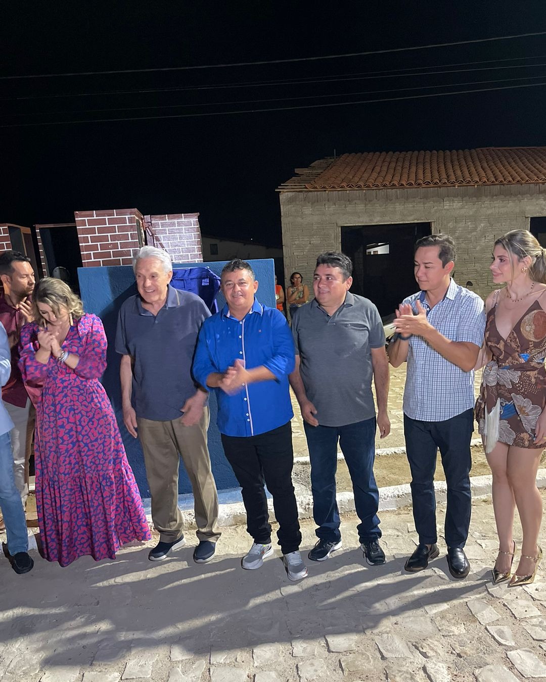 PREFEITURA ENTEGA AV. ORLANDO TOMAZ DE ALMEIDAPAVIMENTADA E COM ILUMINAÇÃO DE LED