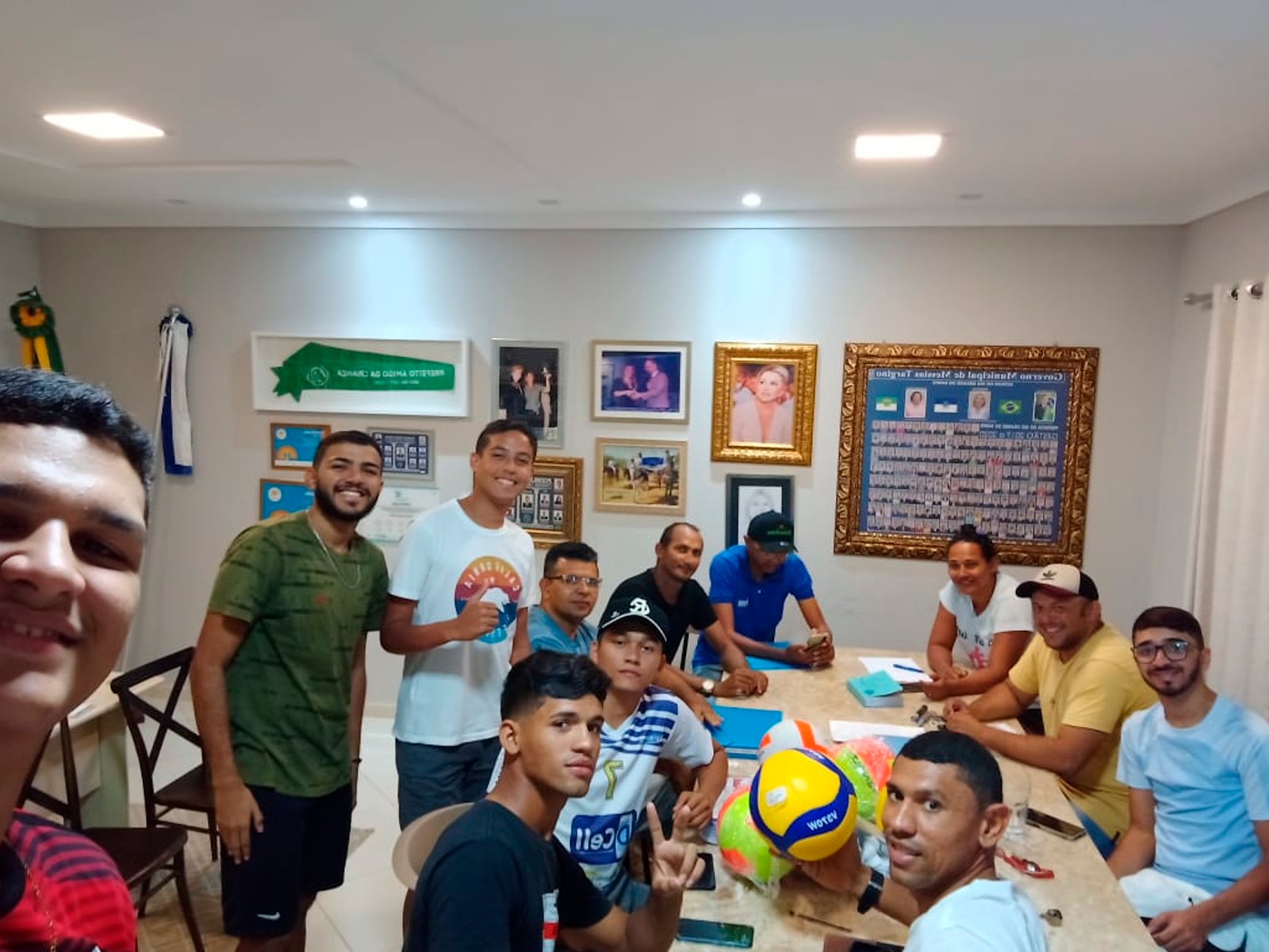 PREFEITURA ENTREGA MATERIAL ESPORTIVO DESTINADO A PRÁTICA DE VOLEIBOL