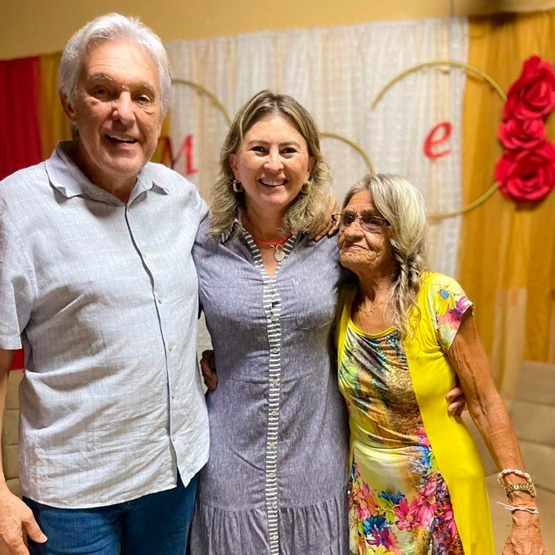 PREFEITURA REALIZA JANTAR EM COMEMORAÇÃO AO DIA DAS MÃES COM AS MULHERES DO GRUPO "VIVA MELHOR"