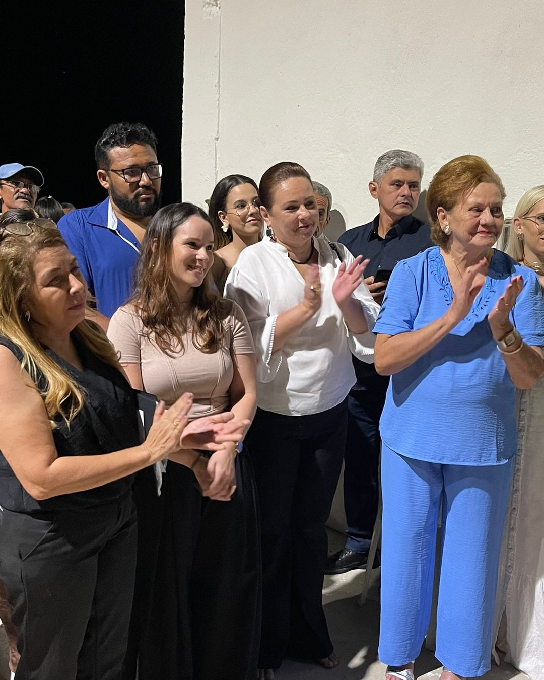 PREFEITURA ENTREGA AV.  EDMILSON JALES DANTAS PAVIMENTADA E COM ILUMINAÇÃO DE LED