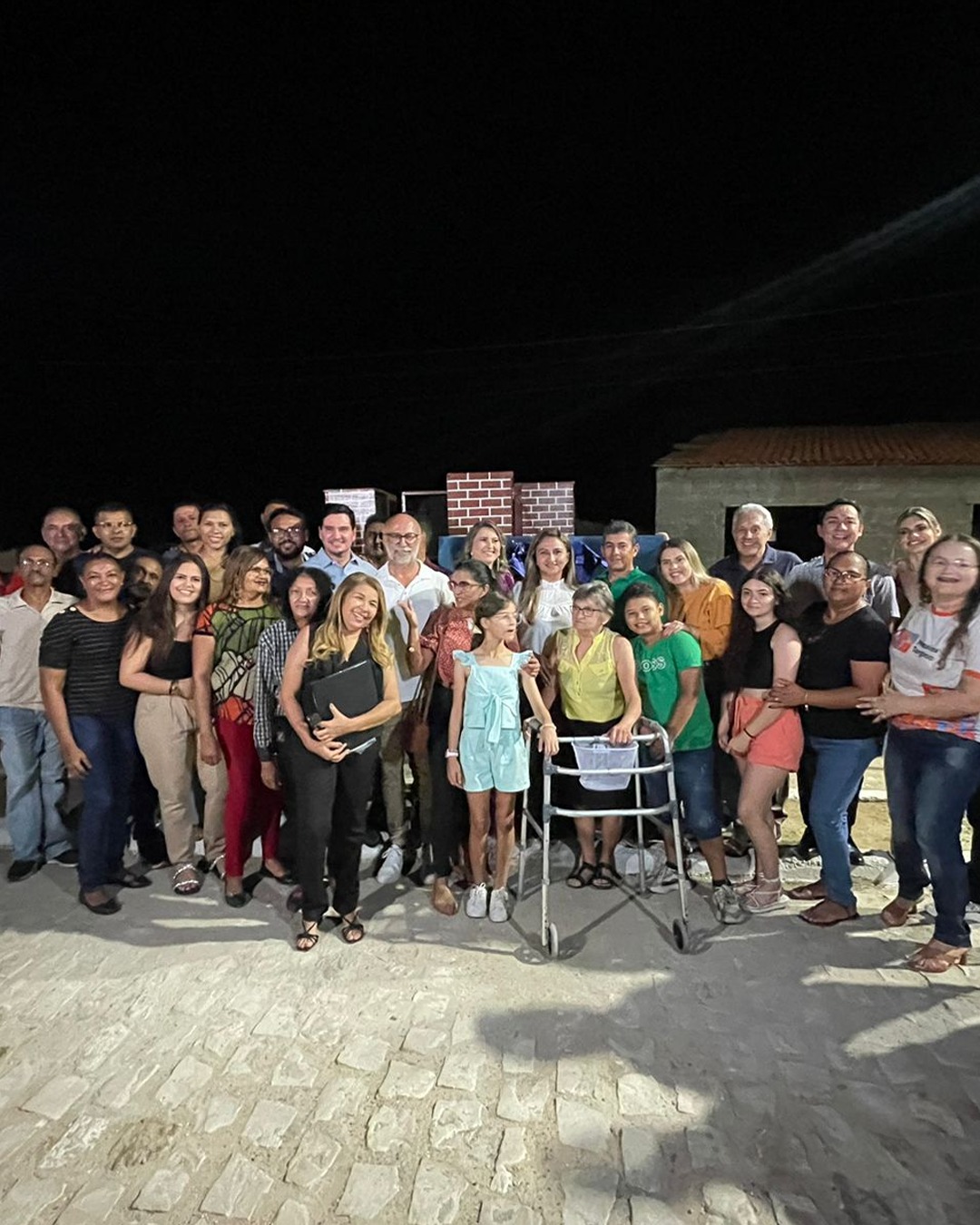 PREFEITURA ENTEGA AV. ORLANDO TOMAZ DE ALMEIDAPAVIMENTADA E COM ILUMINAÇÃO DE LED