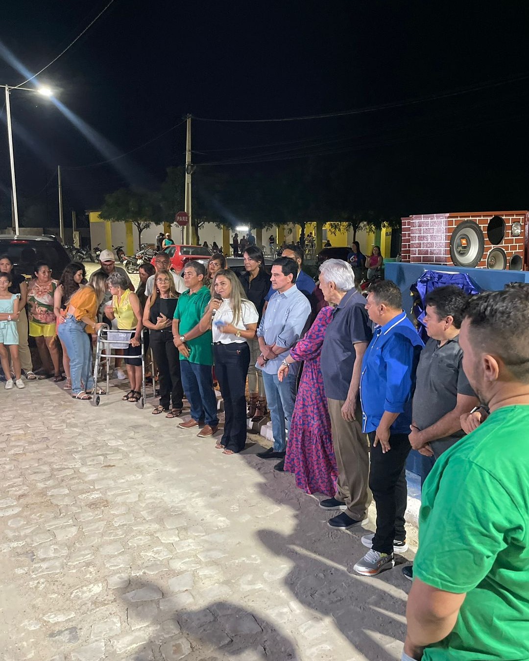 PREFEITURA ENTEGA AV. ORLANDO TOMAZ DE ALMEIDAPAVIMENTADA E COM ILUMINAÇÃO DE LED