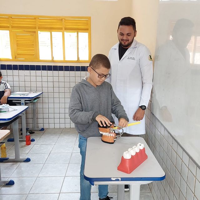 PREFEITURA REALIZA AÇÃO DO PROGRAMA "SAÚDE NA ESCOLA" COM O DENTISTA LUCAS JALES